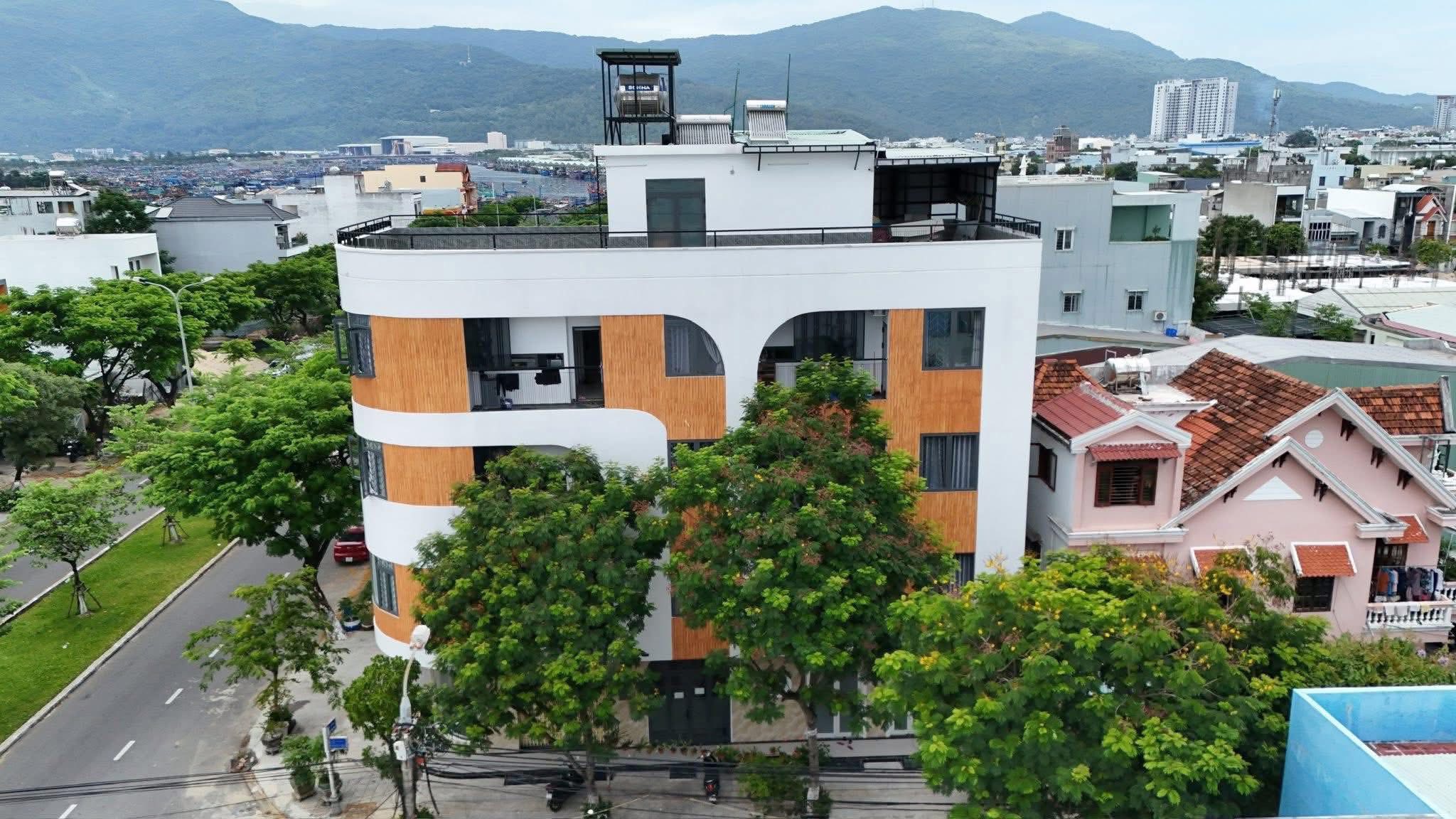 Bán toà căn hộ 5 tầng mới xây – full phòng – vị trí vàng gần biển & pháo hoa