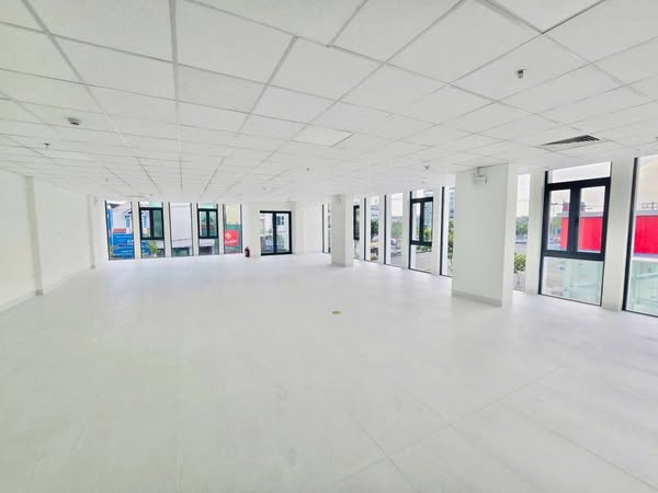 Cho thuê nhà 3.5 tầng mặt tiền nguyễn hữu thọ – ngang 10m, có thang máy