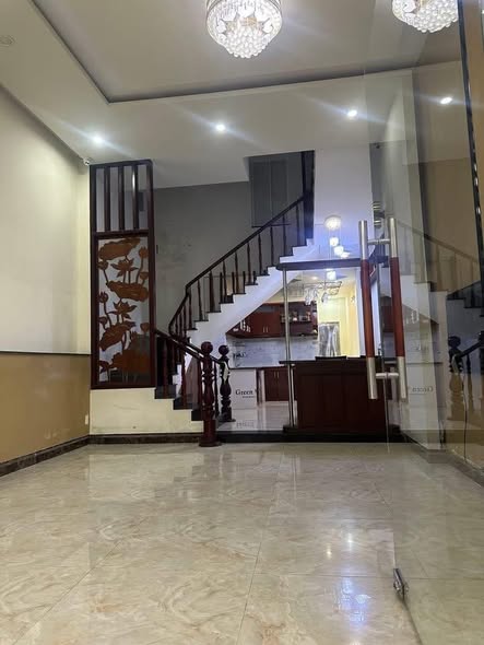 Cho thuê nhà 4 tầng mặt tiền lê văn long gần lý tự trọng và chợ đống đa
