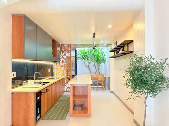 Căn nhà 3 tầng mặt tiền cách chợ hoà mỹ 200m không gian thoáng xanh mát