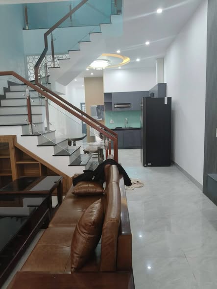 Bán căn nhà đẹp 3 tầng kiên cố mt 194 lê thạch đường 7m5, gần tú mỡ