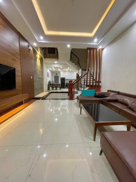 Cho thuê nhà 4 tầng mặt tiền đồng khởi - hoà minh đối diện bến xe trung tâm