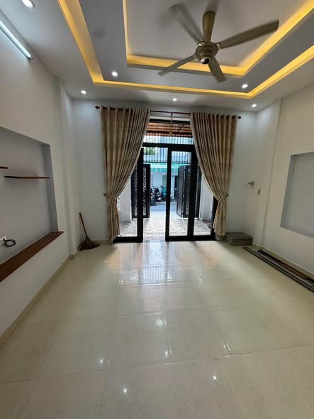 Cho thuê nhà 2 tầng mặt tiền bình hoà - khuê trung gần tt hội chợ triễn lãm và cv thanh niên