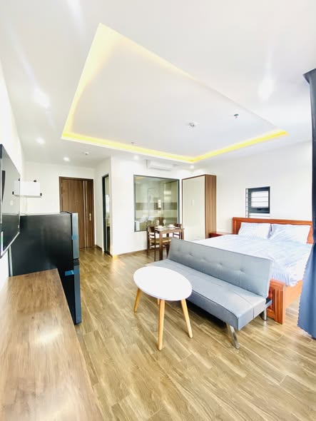 Căn studio tầng cao, ban công thoáng, nội thất đẹp.
