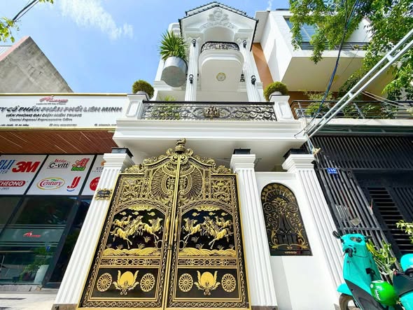 Nhà mặt tiền đường lớn ở thông thoáng hoặc kinh doanh thì xem gấp căn này ạ