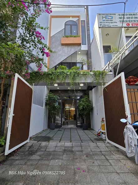 Nhà đẹp 3 tầng sát bãi tắm nguyễn tất thành tp đà nẵng chỉ 100m
